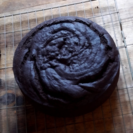Cooling the cake on a tray