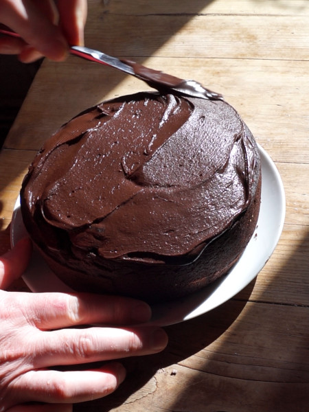 Icing the cake with chocolate fondant