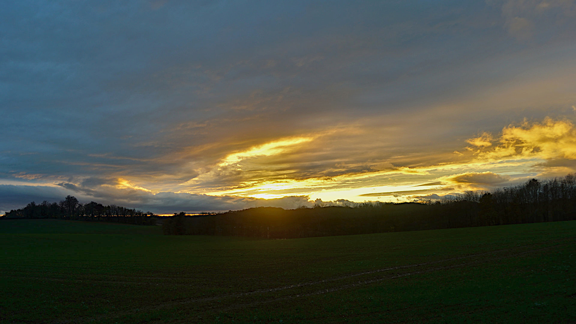 A sunset over the Drayton Arch from the edge of Banbury, 20th November 2020