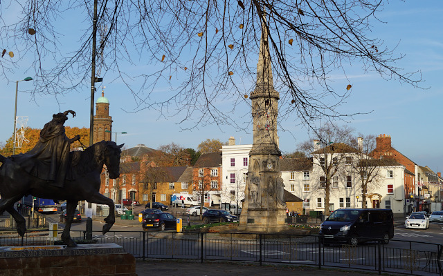 Landscape image, ‘Banbury’s modern cross in an Autumnal sunset sunlight’, 15th November 2021