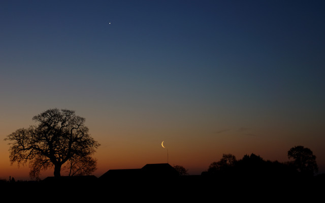 Landscape image, ‘Venus & the Crescent Moon over Manor Farm, Twyford’